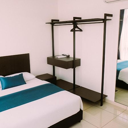 Ramada Suites By Wyndham The Straits Johor Bahru Esterno foto