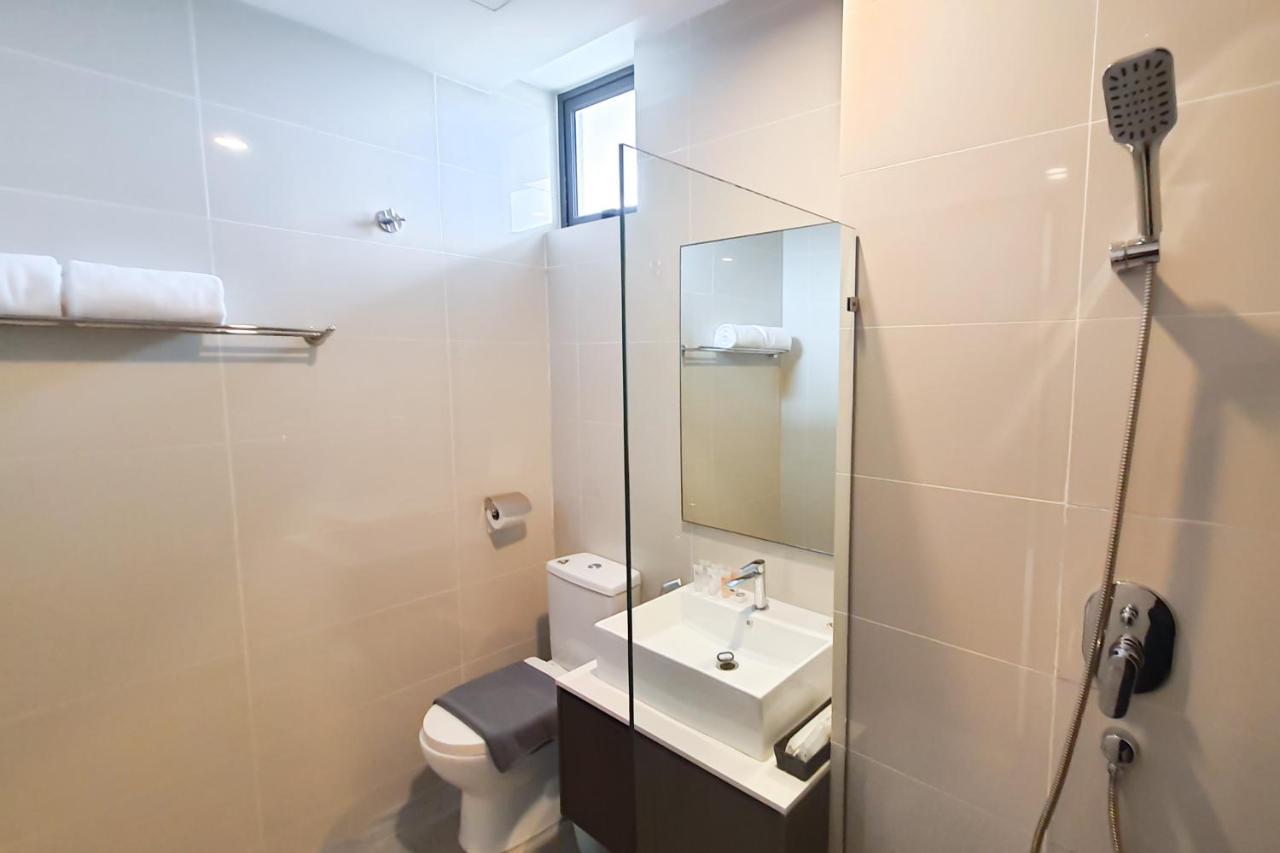 Ramada Suites By Wyndham The Straits Johor Bahru Esterno foto