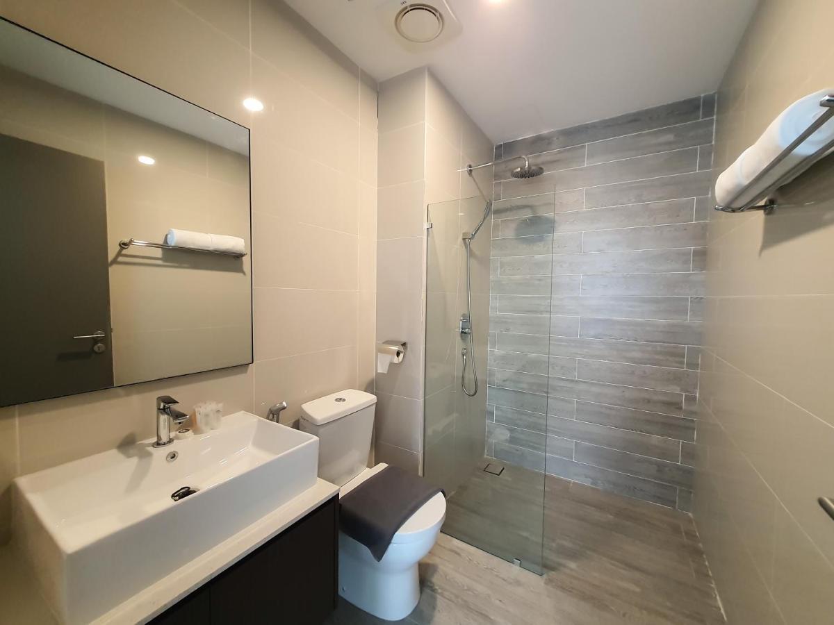 Ramada Suites By Wyndham The Straits Johor Bahru Esterno foto