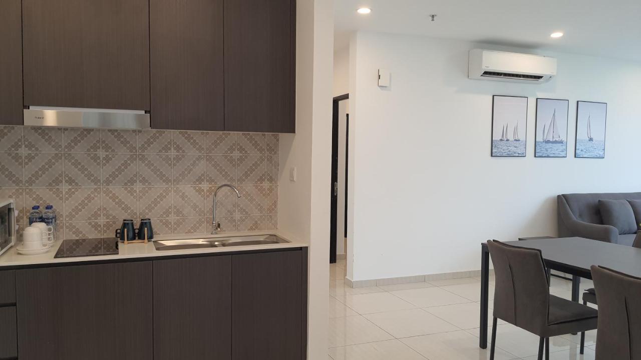Ramada Suites By Wyndham The Straits Johor Bahru Esterno foto