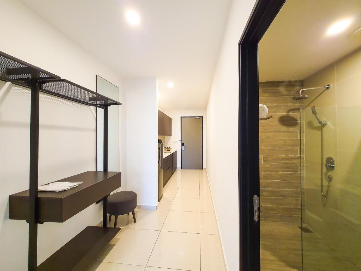 Ramada Suites By Wyndham The Straits Johor Bahru Esterno foto