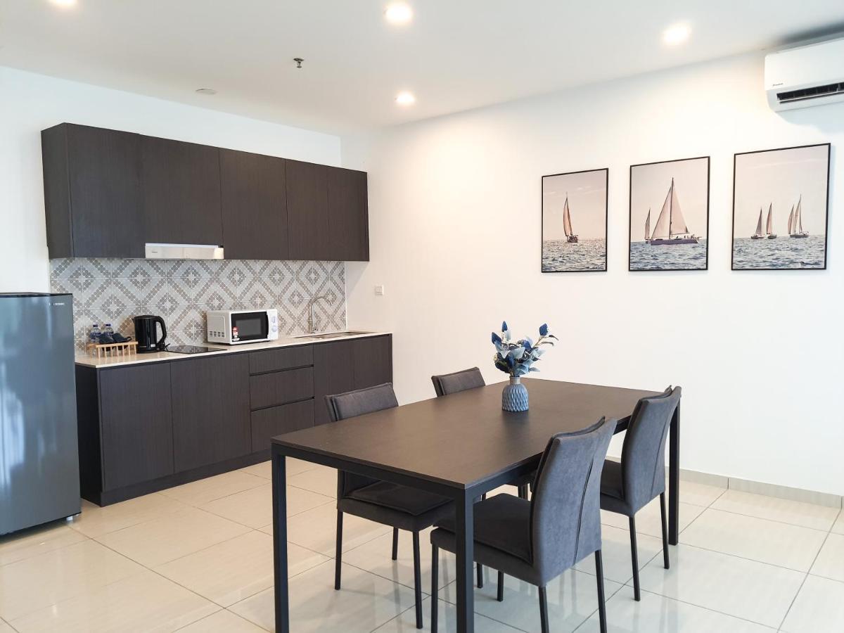 Ramada Suites By Wyndham The Straits Johor Bahru Esterno foto
