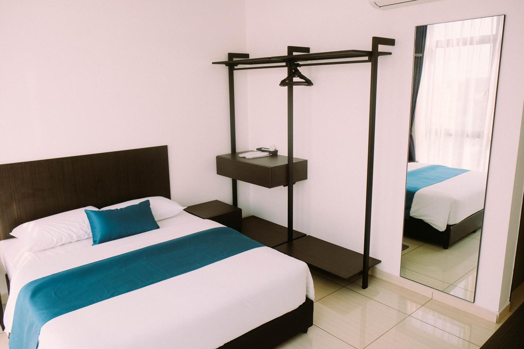 Ramada Suites By Wyndham The Straits Johor Bahru Esterno foto